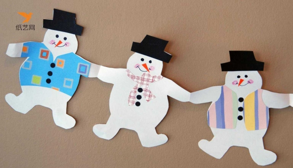 最后小朋友们就可以把雪人拉开，然后用彩纸或是彩笔给雪人画上漂亮的衣服