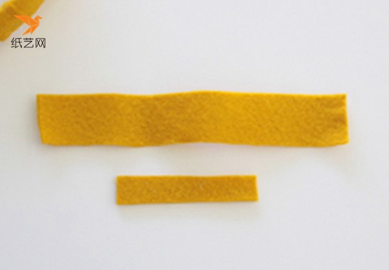剪裁两个宽窄和长度不同的不织布条