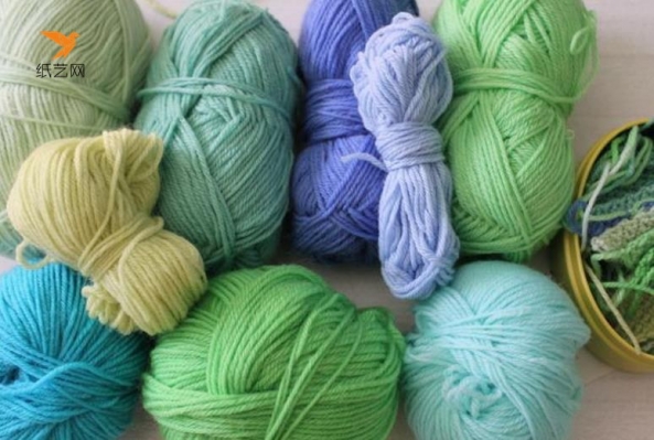 同色系的毛线放在一起，方便编织的时候配色