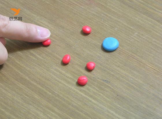 准备好一个蓝色的圆形和五个红色小圆形