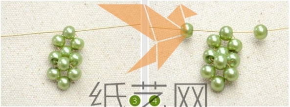 按照三个串珠一组一系结的方式串珠珠，差不多串12颗就可作为一组。
