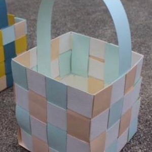 儿童手工小制作之手工编织彩色小篮子制作教程