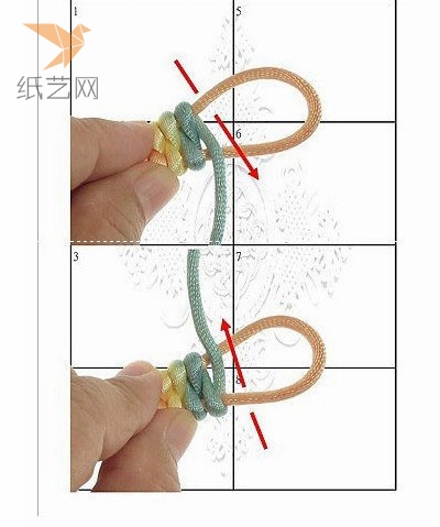 重复编织教程所展示的第二步骤，把编织绳的一端折进所绕出来的套结里，再从下往内折进去，拉出来