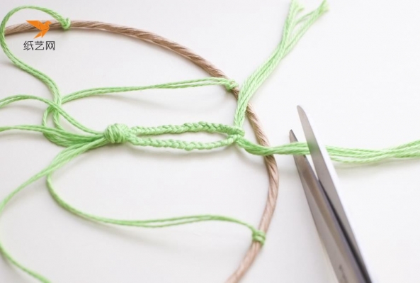 可以把棉绳上面的部分编织的牢固一些，做成一个扣，方便悬挂