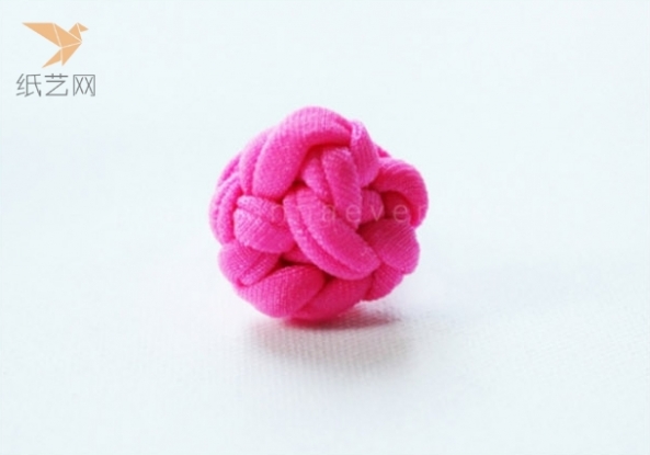 对照编织教程里的图片，编织以后的效果是不是很像一个小小的花球