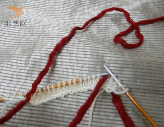 起线编织，起白色线按照基本棒针编织法编织，织到两行以后穿入枣红色毛线