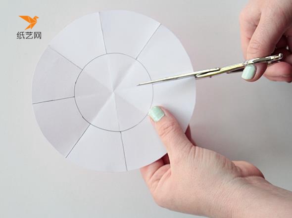 每隔一个折痕用剪刀剪到中间圆形的位置
