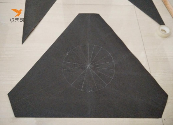 在圆形为中心，裁出一个角是钝的三角形