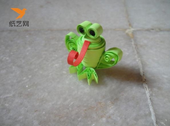 用绿色纸条制作一个可爱的衍纸小青蛙