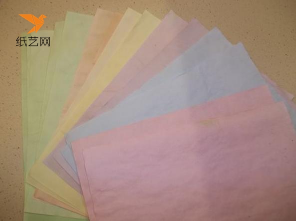 这些就是染好的纸张啦，自制彩纸的颜色比较柔和