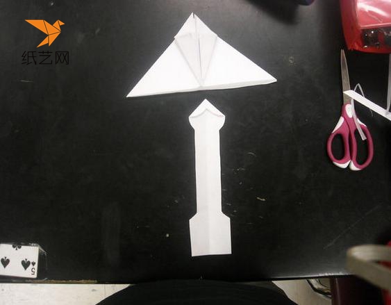 将剪成箭的样子的纸张放入上面折叠的三角里面