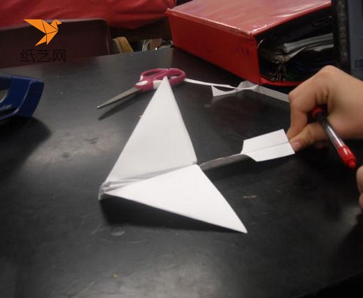 然后这个折纸纸飞机就制作完成啦