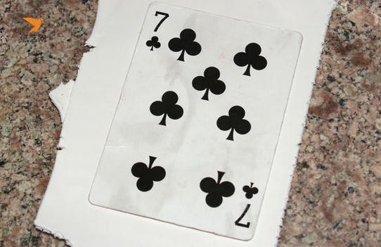 用一张扑克牌作为标准，放在超轻粘土薄片上面，比着扑克牌的外缘剪下来