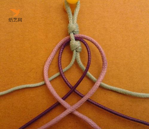 开始编织的时候要注意绳子之间的位置哟