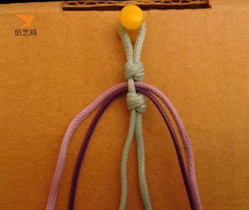 编织这条手链用的绳子比较多，除了两条不同颜色的绳子用来配色编织之外，还要有一条中间辅助编织的绳子