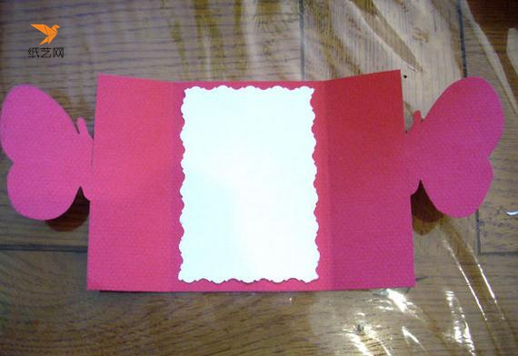 然后将中间的贺卡纸分成四份，中间两份，可以用来写甜言蜜语，两边的折叠到中间就可以啦