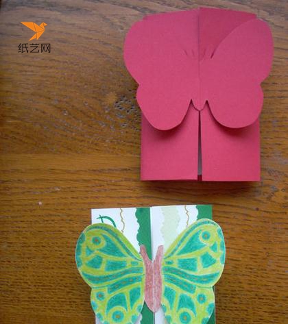 用这个缝隙就可以将蝴蝶固定到一起，这样情人节卡片就不会自己打开啦。
