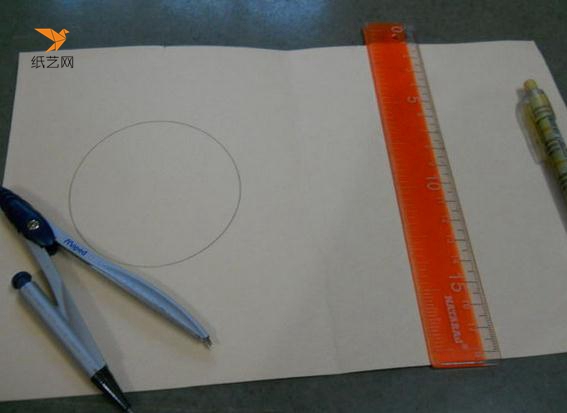 在贺卡纸的背面合适的位置用圆规画上一个圆形