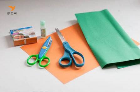制作万圣节南瓜要准备的纸张的颜色当然一种是橘色一种是绿色啦