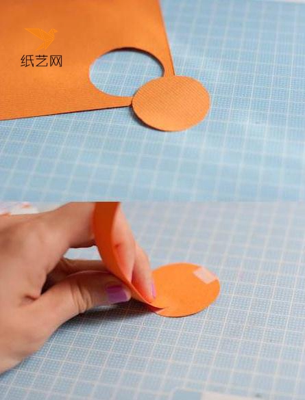 剪下一个圆形，然后就可以将长条形的纸张粘到上面了