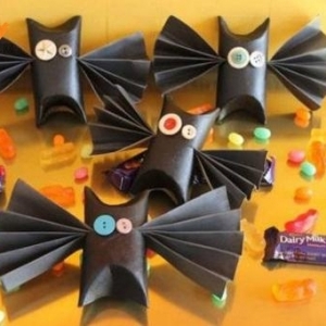 废物利用卫生纸筒制作可爱的万圣节蝙蝠装饰教程