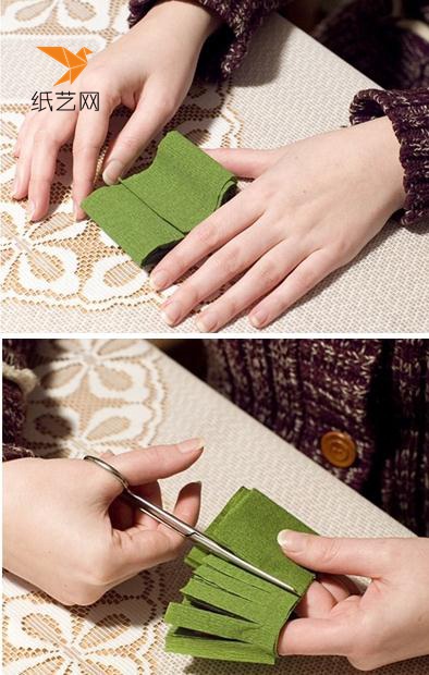 先制作松针，用绿色的皱纹纸剪成长方形的一长条，然后对折之后，用剪刀剪成一端有开口