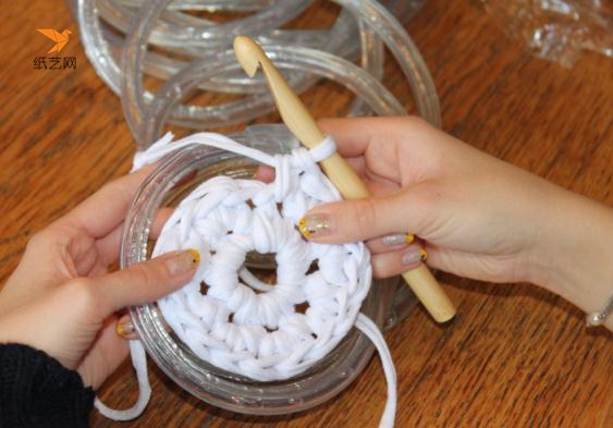 我们用钩针编织地垫的时候跟平时编织杯垫差不多，都是环状起针之后，先编织两行短针，然后就可以加上LED灯管啦
