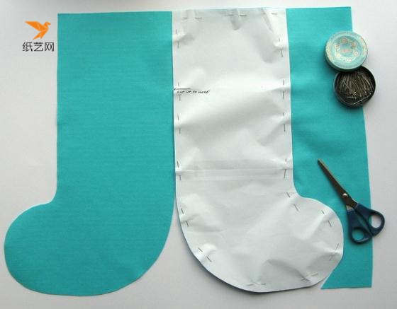 用一张白纸先剪裁出袜子的样子，然后作为模具剪出底下分开的一块布料