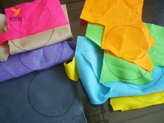 我们制作的章鱼小玩偶是五颜六色的，所以准备尽可能多颜色的布料吧