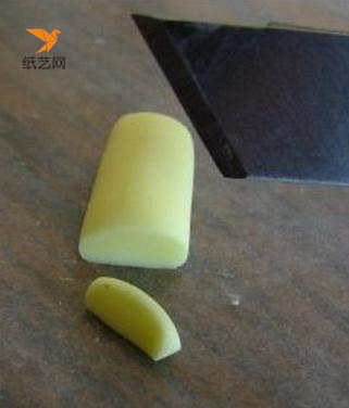将浅黄色的粘土揉成扁平一块，用刀片切下来，就有点像是苹果块啦