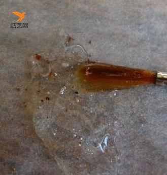 用毛笔蘸着撒上一点碎末做调味料的透明指甲油或是胶，涂到派的开口里面