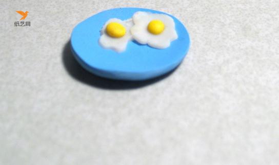 用黄色的粘土制作出两小个蛋黄
