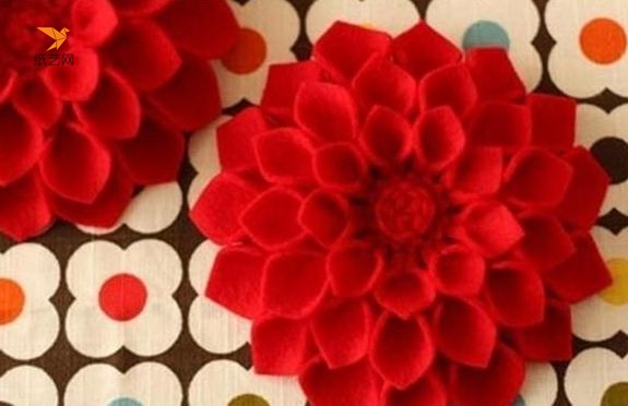 制作好的不织布大红花喜庆的很哟。