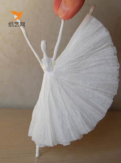 下面就可以让餐巾纸制作的芭蕾舞娘翩翩起舞啦！