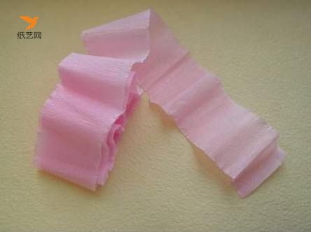 把粉色的皱纹纸剪成一个长条