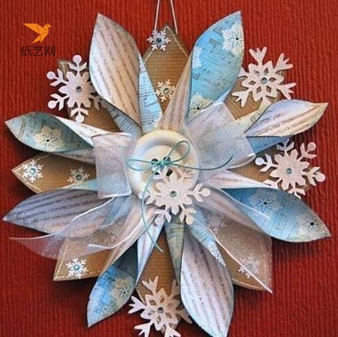 最后，用剪纸雪花和丝带好好装饰一下，就是非常漂亮的圣诞节装饰啦。