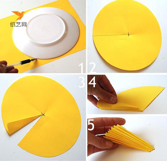 用彩纸剪成圆形，然后来制作遮阳伞