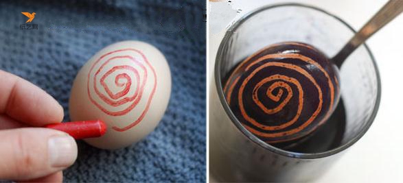 家里有小朋友的家长都懂得怎样把鸡蛋开一个小孔，然后把蛋黄和蛋清取出来，把蛋壳清洗干净，然后用蜡笔在上面画上圆圈，之后用染料染上色