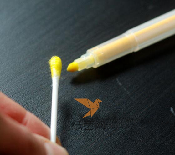 这里最有创意的就是用棉签来作为马蹄莲的花蕊啦，用黄色的彩笔将棉签头涂成黄色