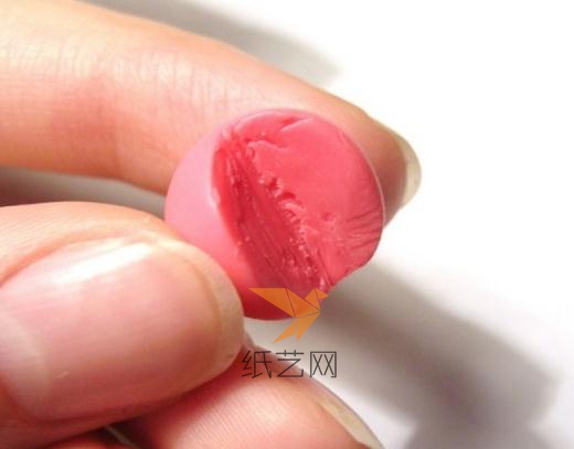 将粉色的粘土搓成圆球，然后切成一个开口的样子