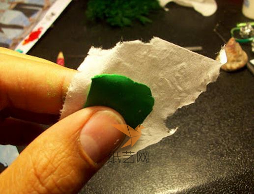 把绿色的粘土和一点纸一起做花茎