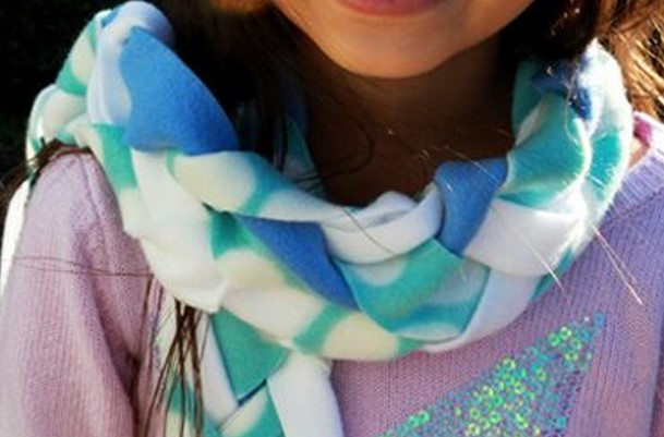 羊毛布编织出来的冬日暖心围巾DIY教程