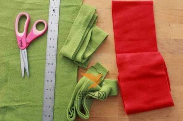 首先如图所示，剪裁出绿色的窄布条和红色的宽布条