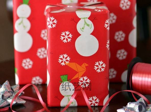 这样简单的圣诞礼盒就包装完成啦。其他的礼盒包装用的都是同样的方法哦。