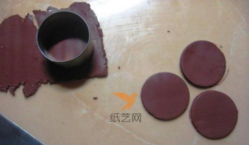 把巧克力色的粘土擀成薄片之后，用圆形模具做成圆形