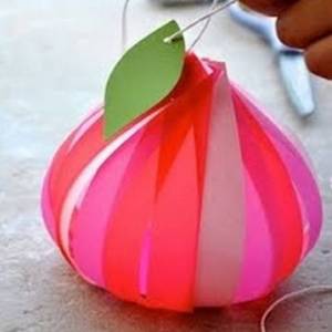纸编桃子的手工灯笼制作方法