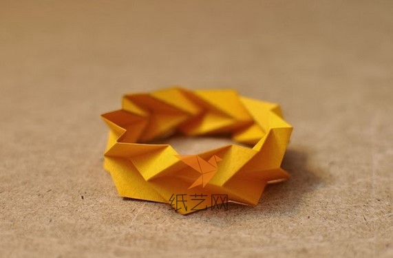 这样这个精美的手工折纸手环就完成制作啦