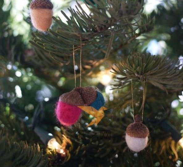 将这种彩色羊毛毡橡子挂到圣诞树上面很漂亮的吧