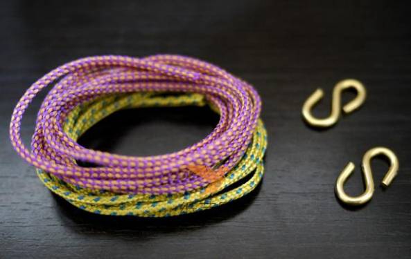 先把手链编织用的彩色绳子和S型的扣准备好，也可以用圆形的扣