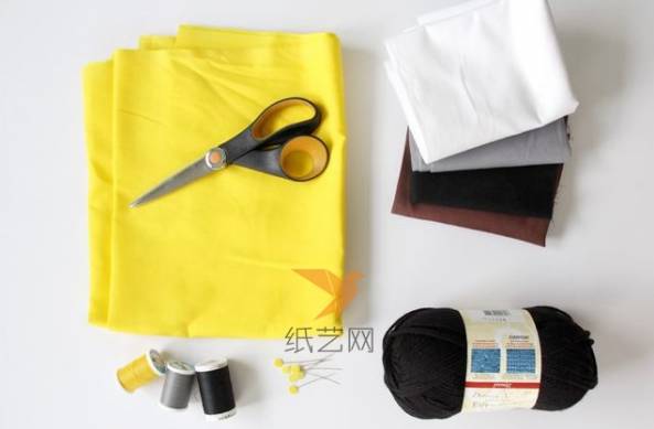 首先准备基本的材料，包括不同颜色的布料还有棉线等
